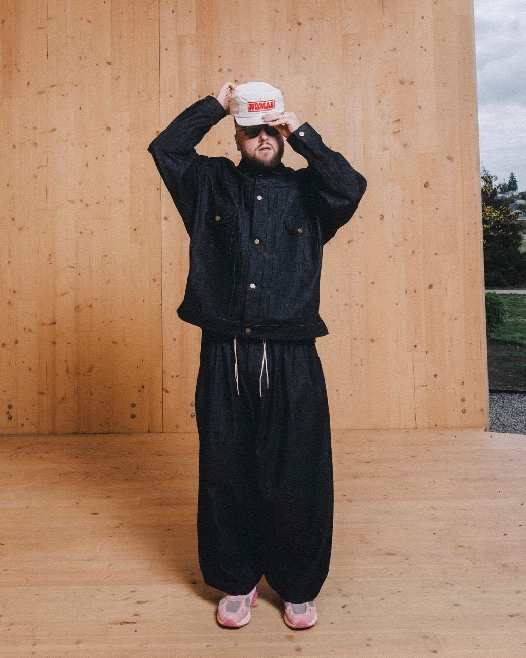 NOMAD OFF-WHITE/RED LOGO HAT