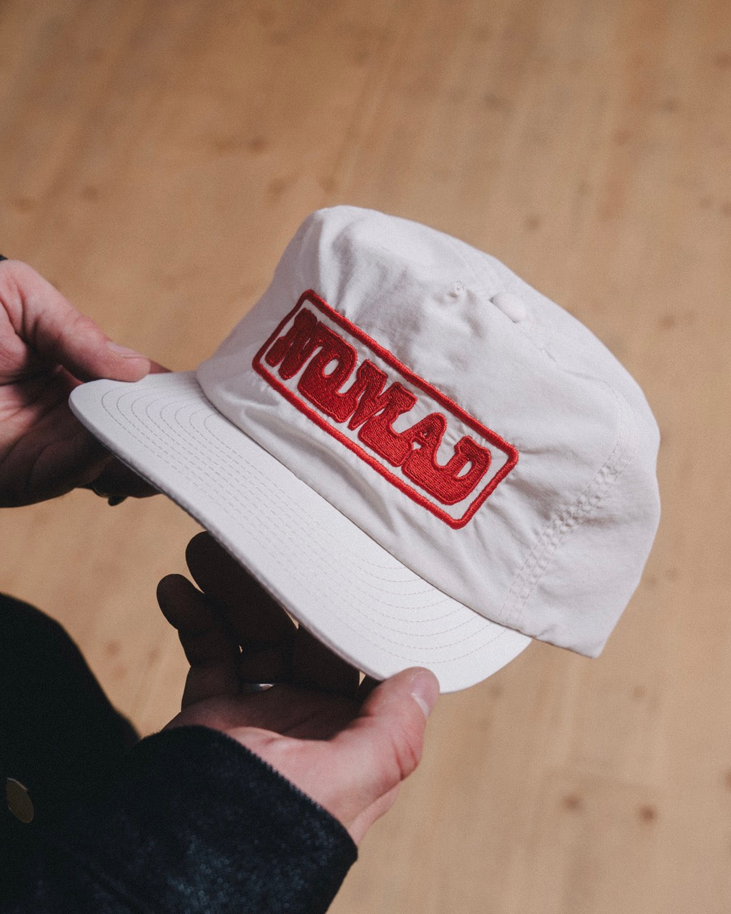 NOMAD OFF-WHITE/RED LOGO HAT